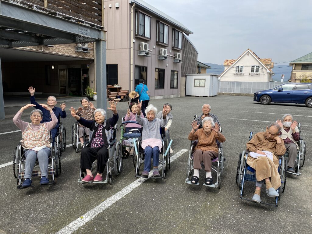 施設内でお花見イベント 介護施設 老人ホーム カルム太宰府 福岡 202604-7