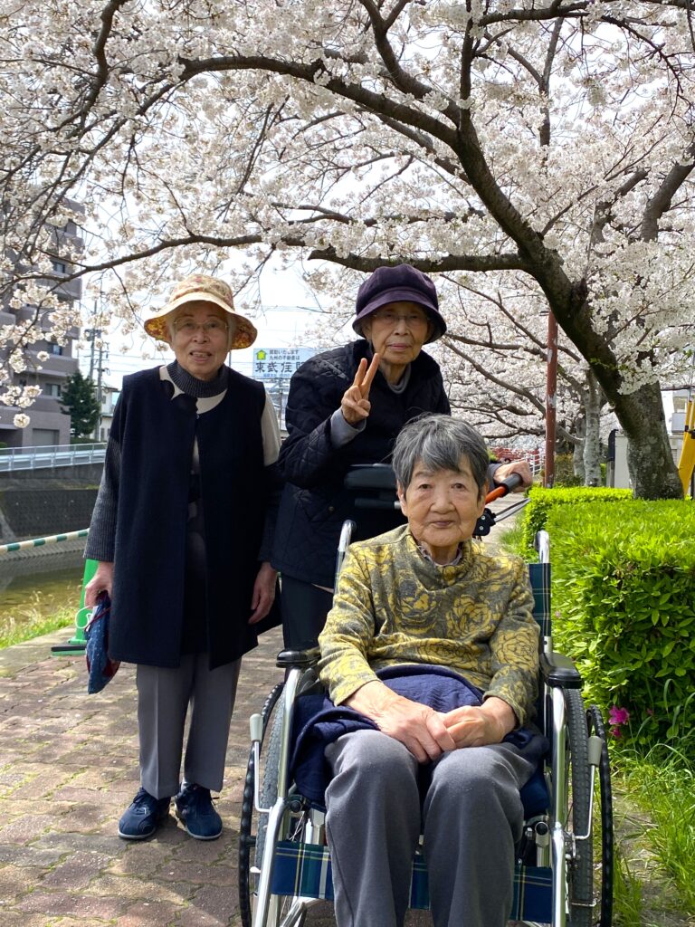 介護施設の春の外出行事　福岡　老人ホーム　カルム太宰府　202605-5