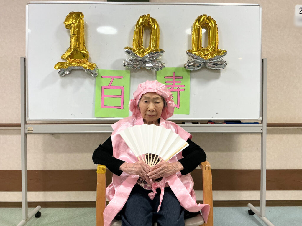 百寿のお祝い　百歳　福岡　太宰府　老人ホーム　カルム太宰府　202605-2