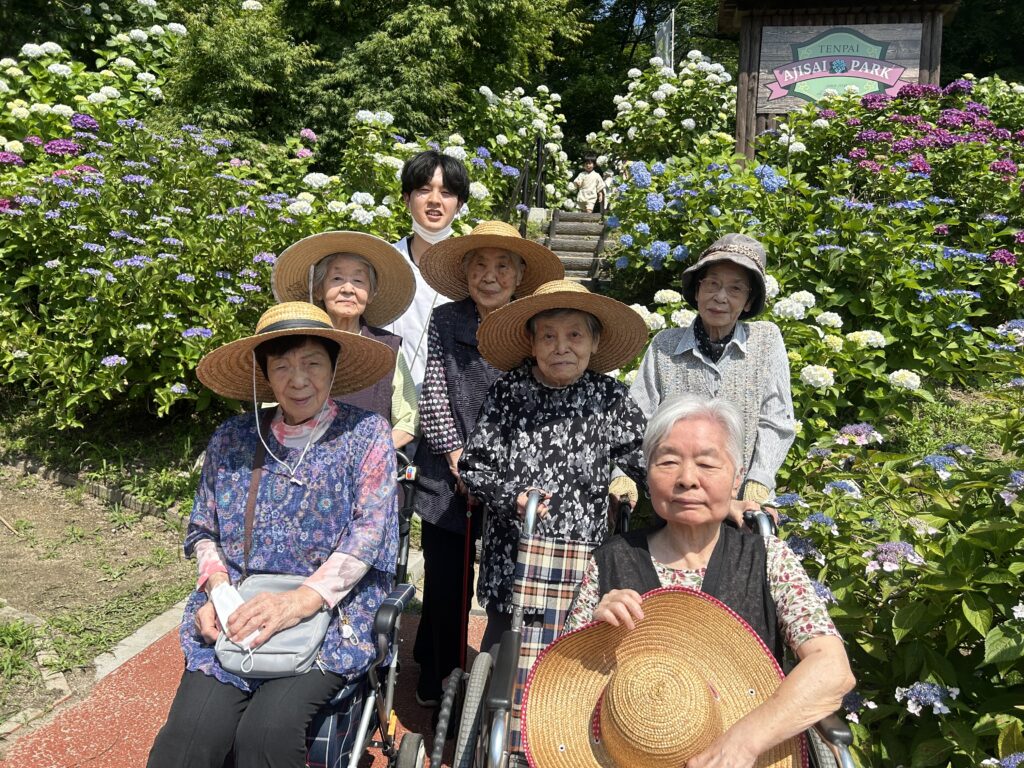 紫陽花の名所へ初夏の外出レク　福岡　老人ホーム　介護施設　カルム太宰府　202606-1