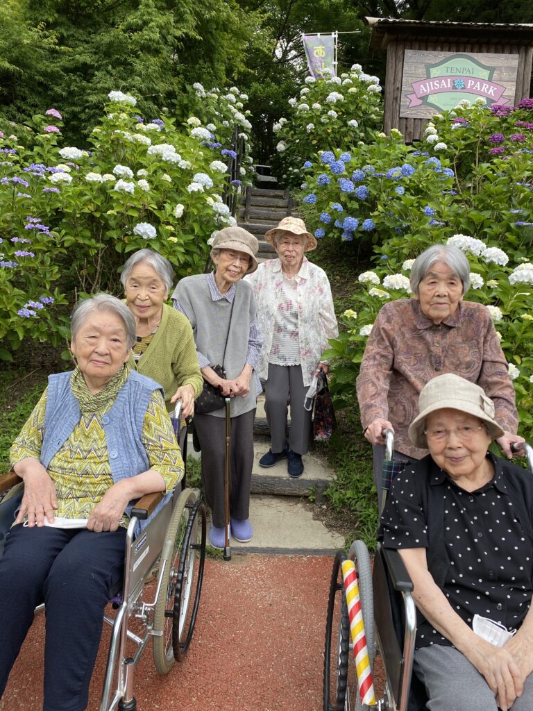 紫陽花の名所へ初夏の外出レク　福岡　老人ホーム　介護施設　カルム太宰府　202606-6
