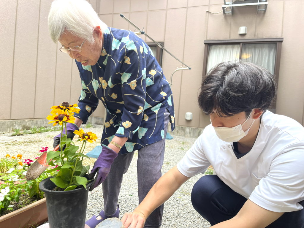 介護施設の中庭　福岡　太宰府　老人ホーム　カルム太宰府　202607-2