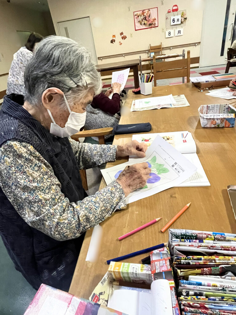 介護施設で脳トレ　塗り絵　福岡　老人ホーム　カルム太宰府　202608-4