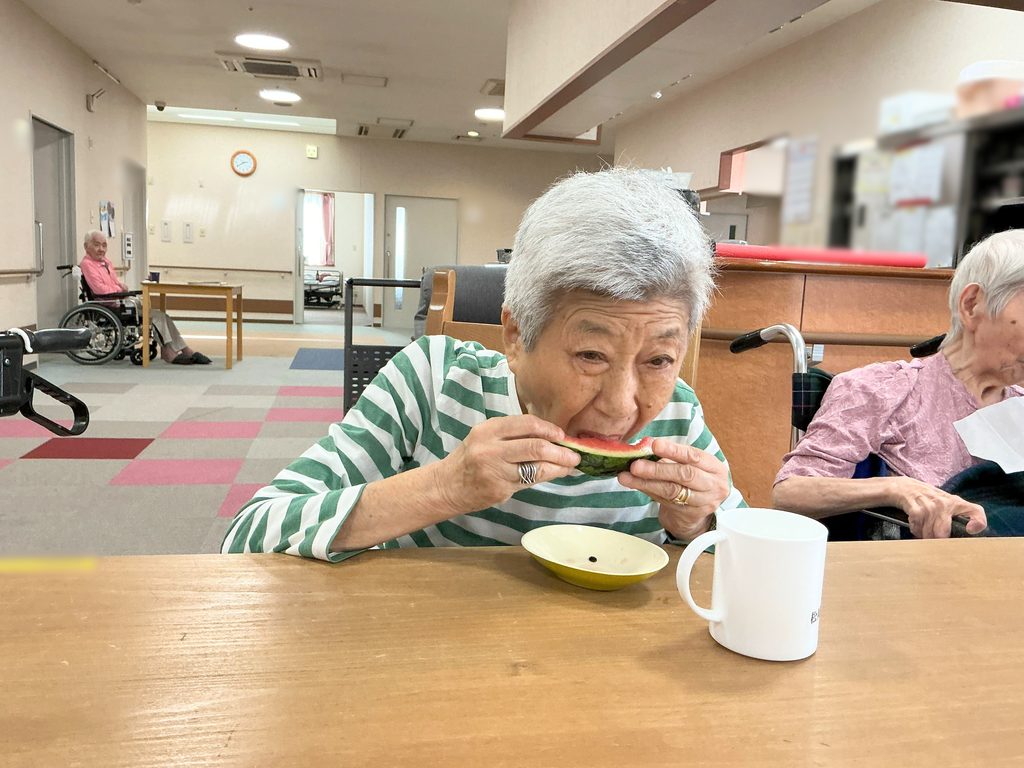 介護施設でスイカ割り 福岡 老人ホーム 太宰府 カルム太宰府 202609-5