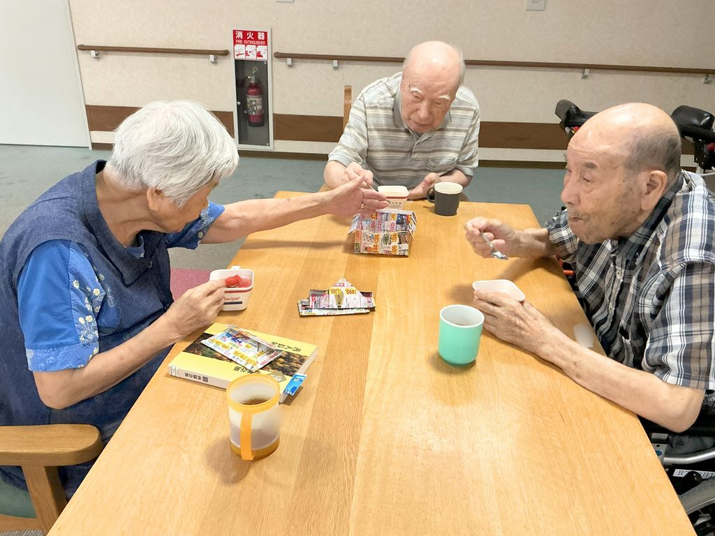 介護施設　ラムネサイダー　フルーツポンチ作り　大阪　老人ホーム　カルム桃山台　202610-2