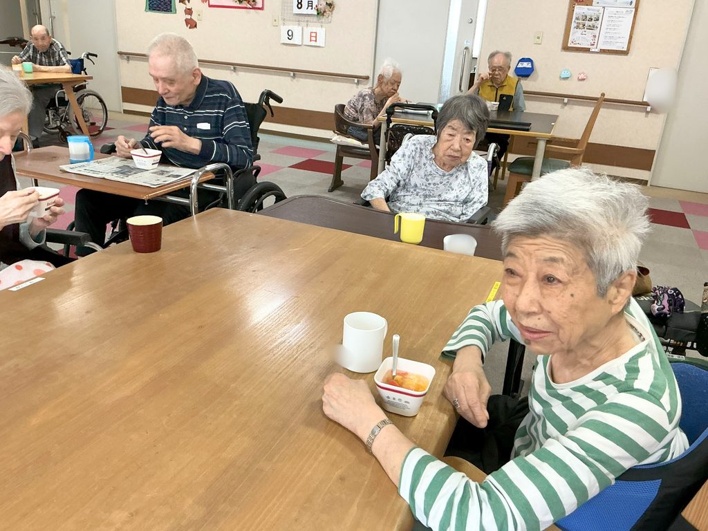 介護施設　ラムネサイダー　フルーツポンチ作り　大阪　老人ホーム　カルム桃山台　202610-4