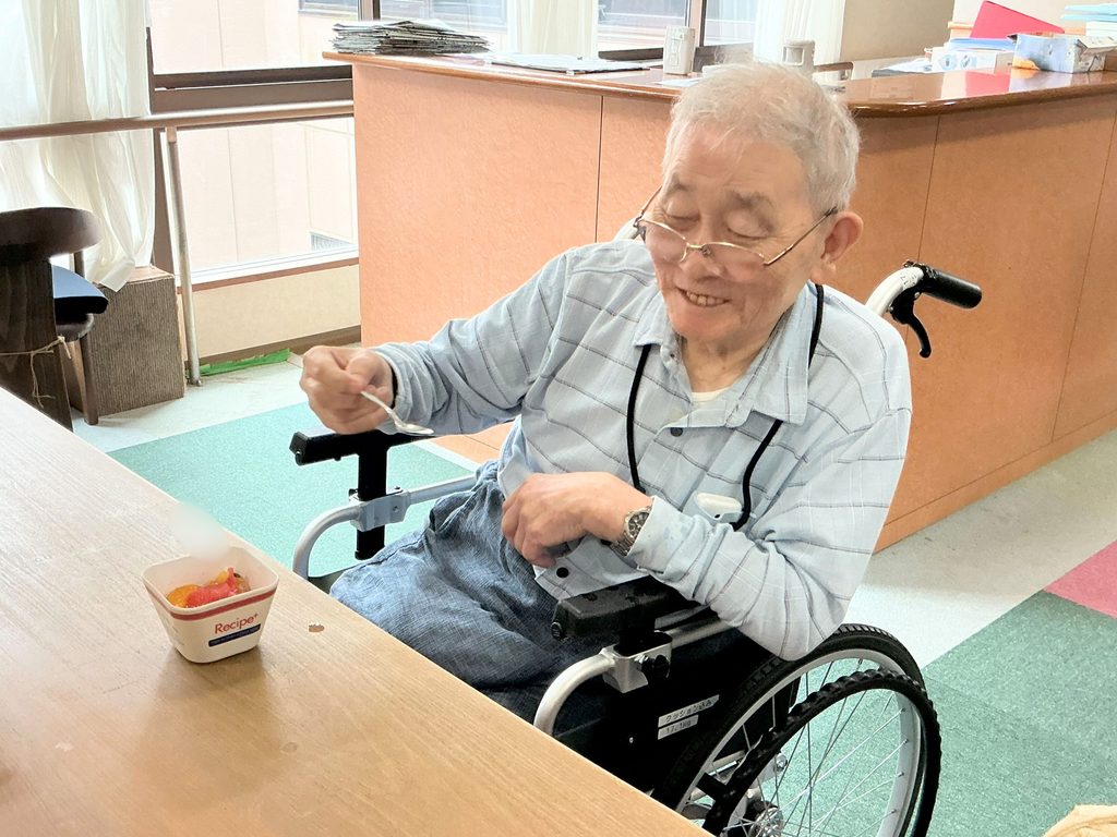 介護施設　ラムネサイダー　フルーツポンチ作り　大阪　老人ホーム　カルム桃山台　202610-3