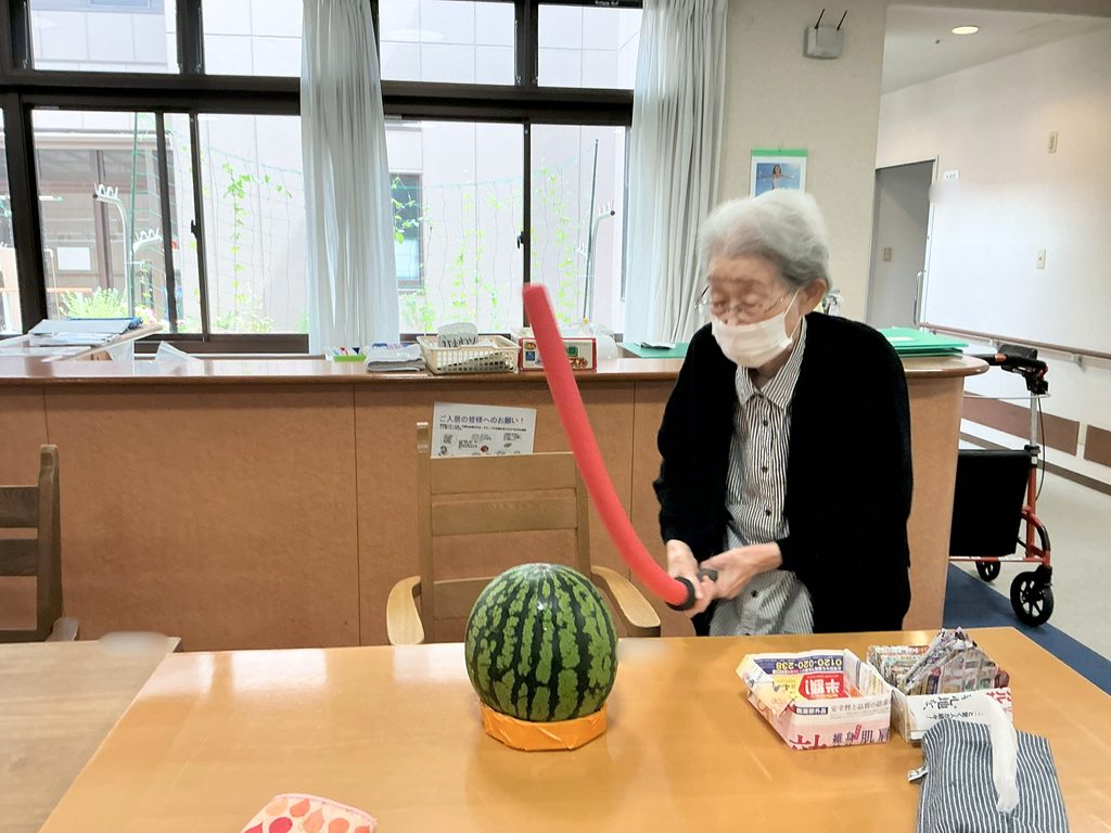 介護施設でスイカ割り　夏の終わり　福岡　太宰府　老人ホーム　カルム太宰府　202610-4