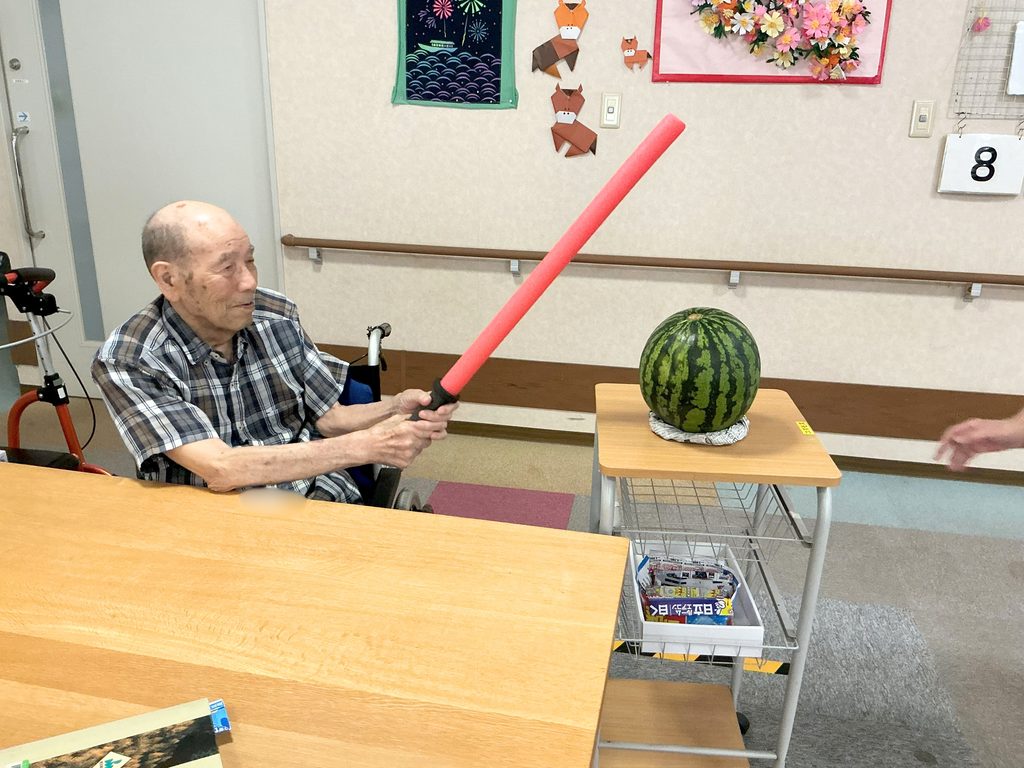 介護施設でスイカ割り　夏の終わり　福岡　太宰府　老人ホーム　カルム太宰府　202610-5