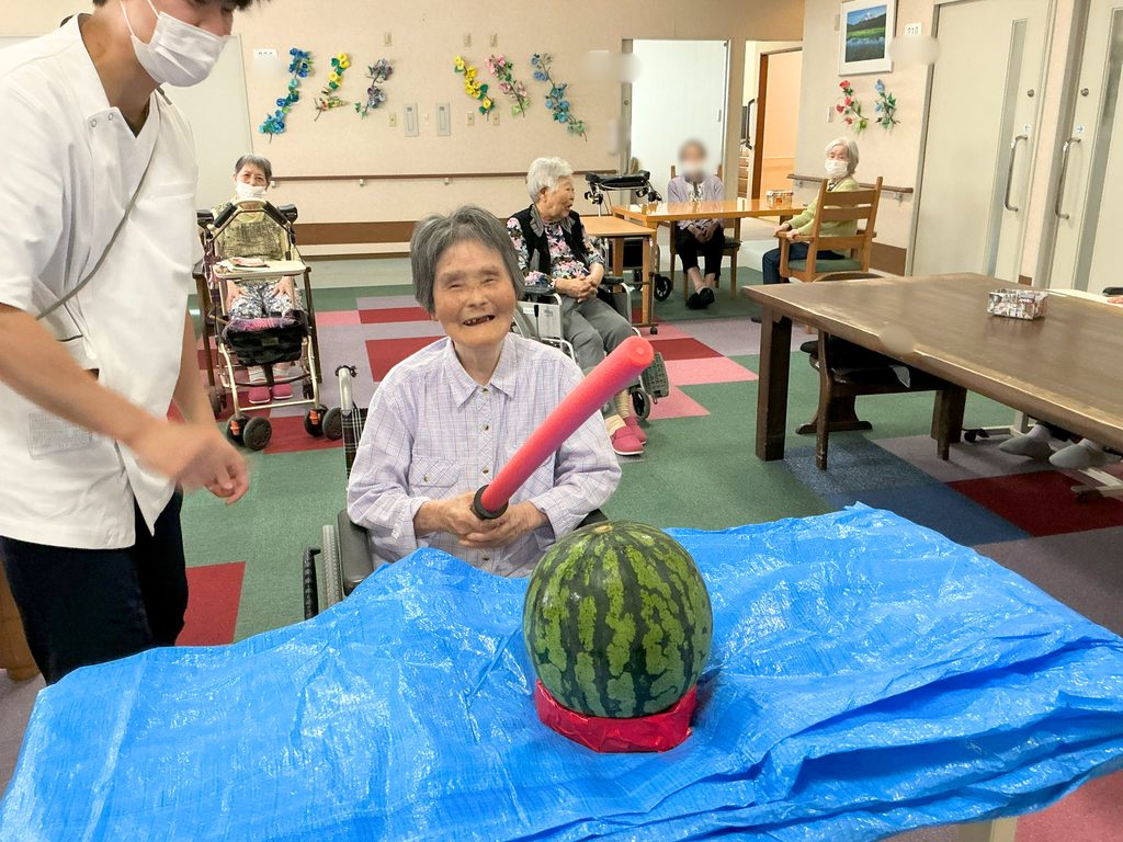 介護施設でスイカ割り　夏の終わり　福岡　太宰府　老人ホーム　カルム太宰府　202610-2