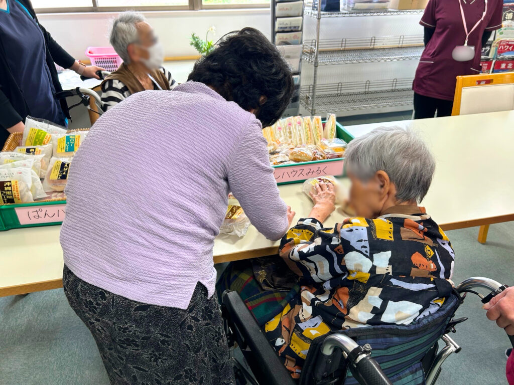 訪問販売 パン 菓子パン レクリエーション 老人ホーム 介護施設 カルム泉佐野 大阪 202505-4