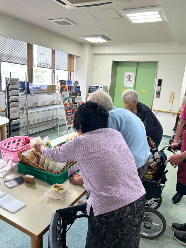 訪問販売 パン 菓子パン レクリエーション 老人ホーム 介護施設 カルム泉佐野 大阪 202505-5