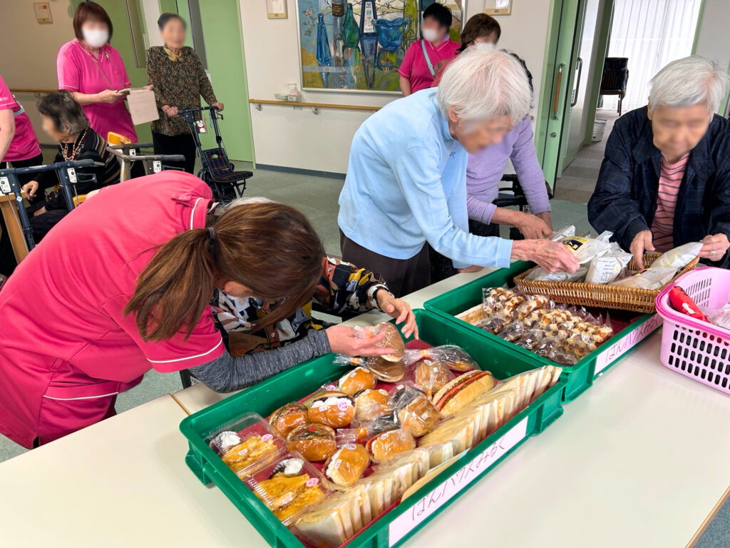 訪問販売 パン 菓子パン レクリエーション 老人ホーム 介護施設 カルム泉佐野 大阪 202505-3