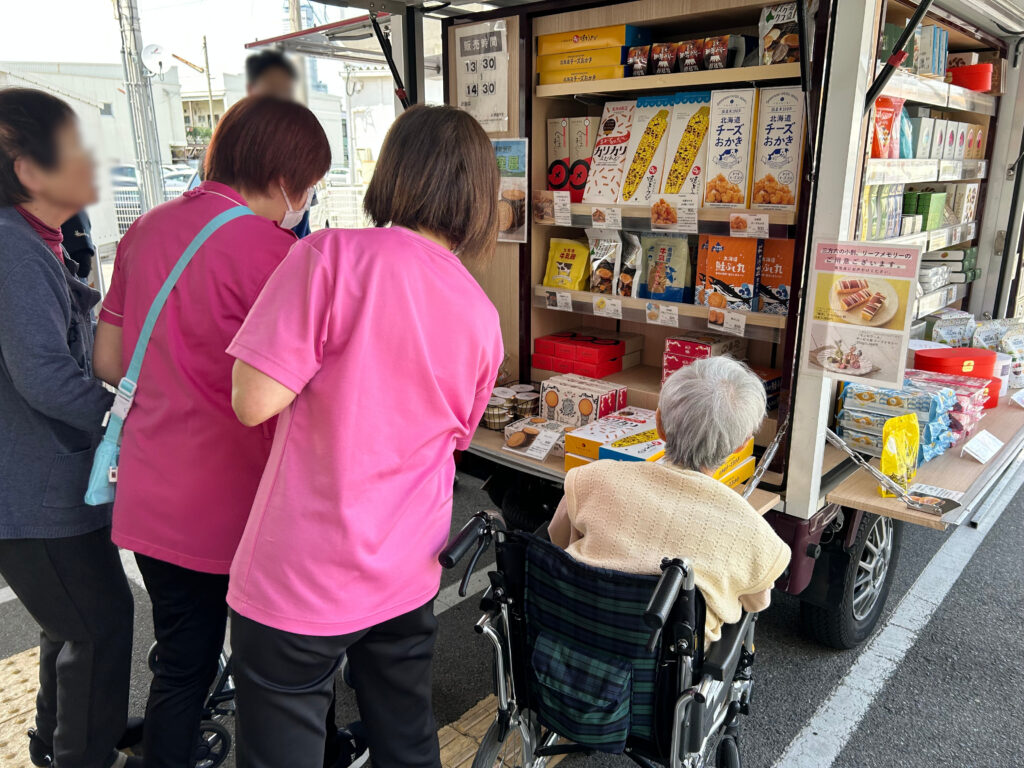 阪急百貨店 移動販売 スイーツ 出張販売 百貨店 阪急 カルム泉佐野 大阪 介護施設 老人ホーム 202506-3