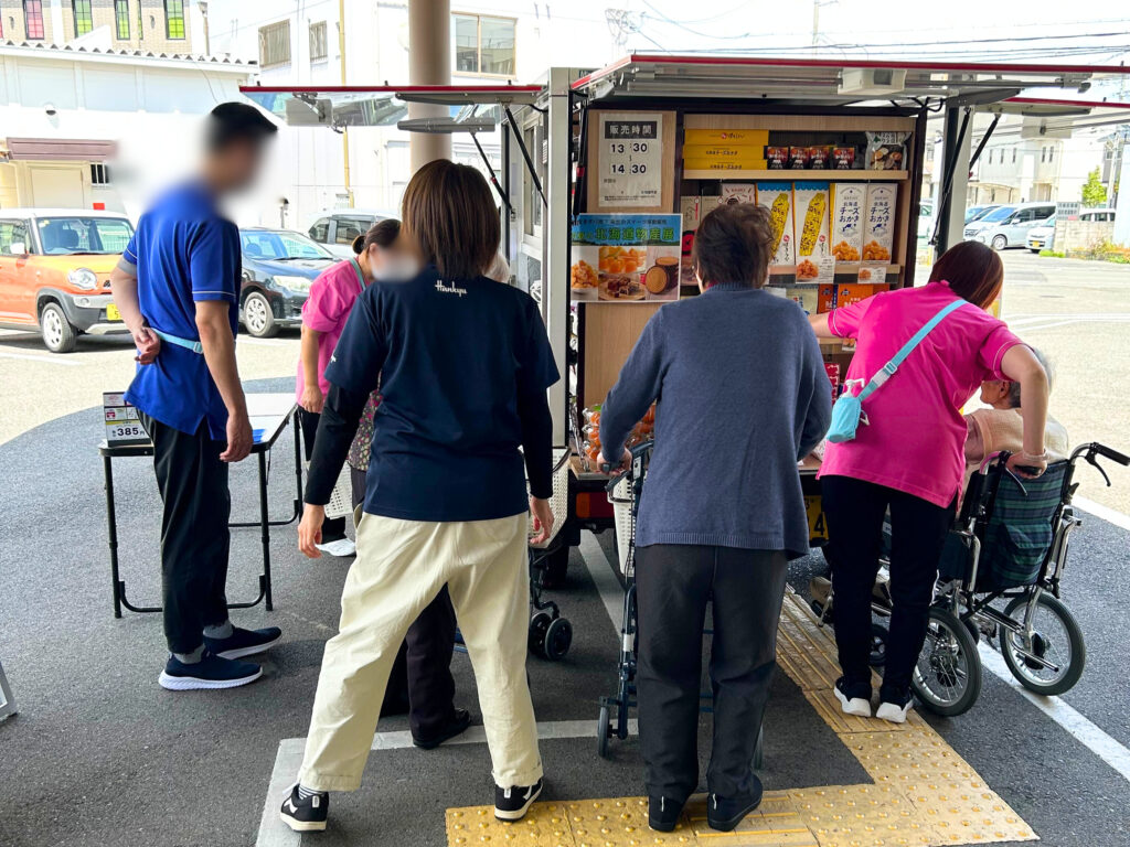 阪急百貨店 移動販売 スイーツ 出張販売 百貨店 阪急 カルム泉佐野 大阪 介護施設 老人ホーム 202506-6