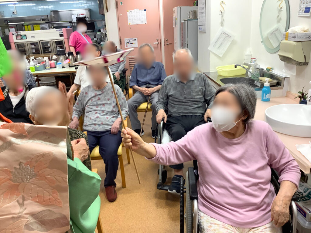 南京玉すだれ 皿回し 大阪城 伝統技能 ボランティア 地域活動 地域ボランティア カルム泉佐野 大阪介護施設 202507-5