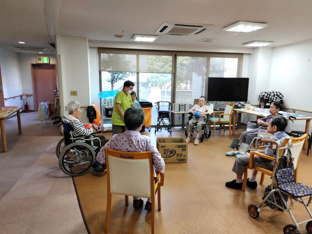 理学療法士　柔軟性　老人ホーム　介護付き有料老人ホーム　カルム泉佐野　大阪　老人ホーム　202509-2