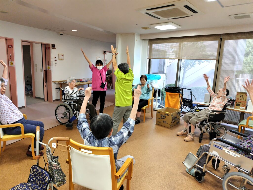 理学療法士　柔軟性　老人ホーム　介護付き有料老人ホーム　カルム泉佐野　大阪　老人ホーム　202509-5