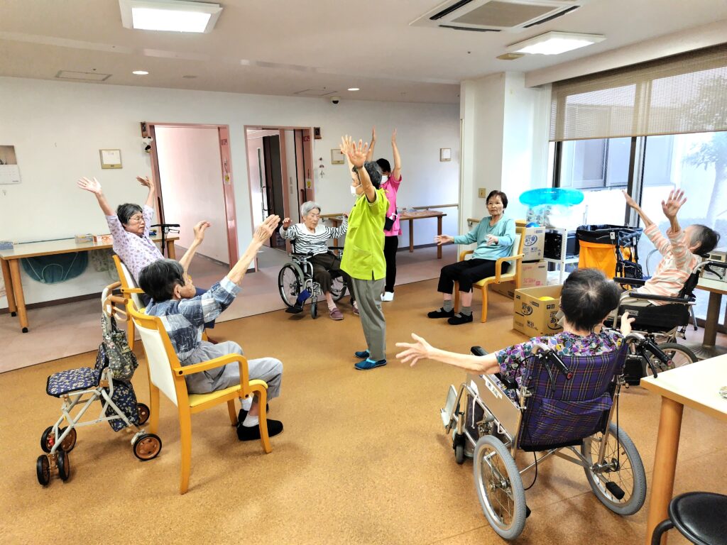 理学療法士　柔軟性　老人ホーム　介護付き有料老人ホーム　カルム泉佐野　大阪　老人ホーム　202509-4