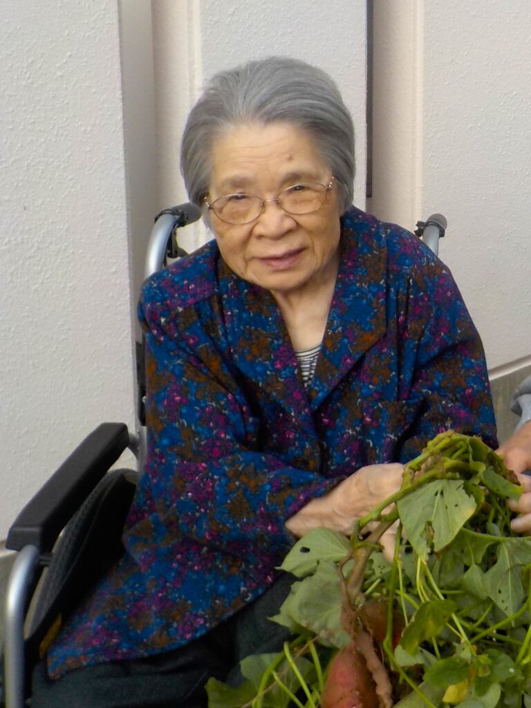 大阪　老人ホーム　介護施設　カルム泉佐野　芋ほり　202511-3