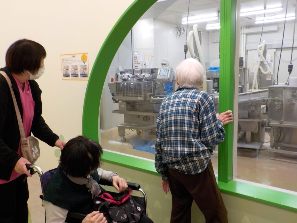 月化粧ファクトリー見学ツアー 大阪 老人ホーム カルム泉佐野 202512-4