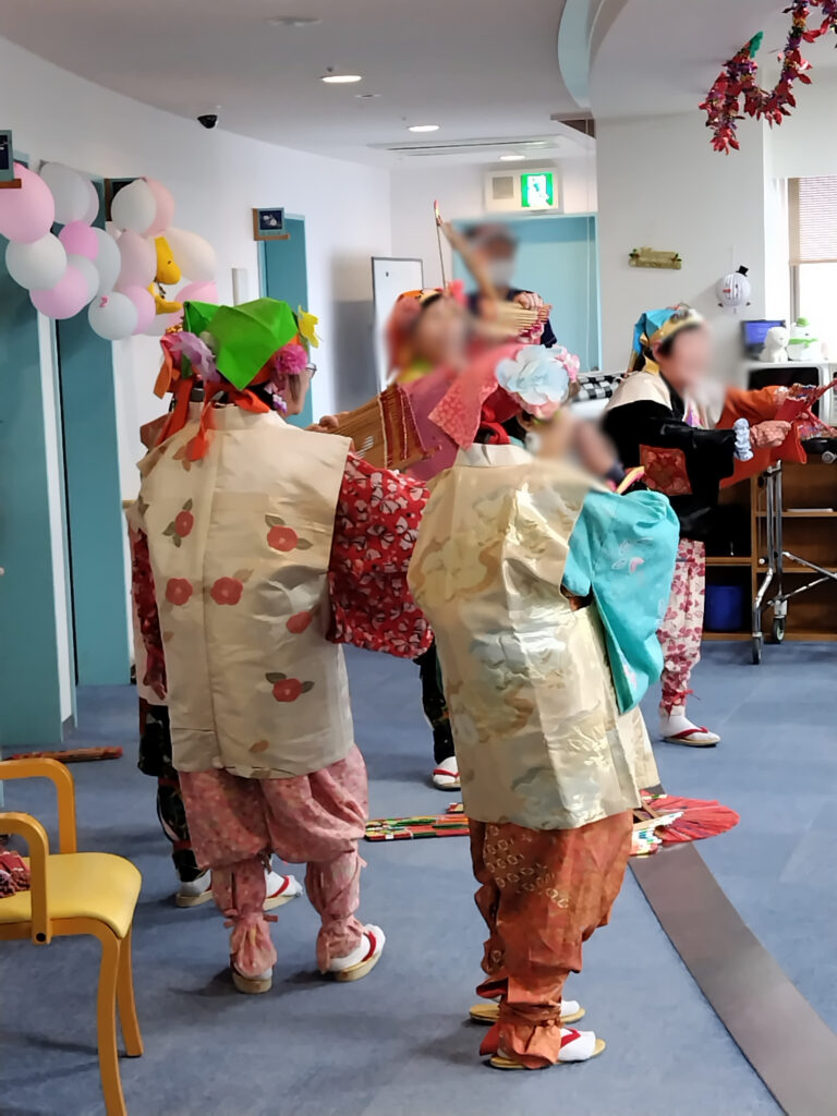 介護施設のクリスマス会で南京玉すだれ　カルム泉佐野　大阪　老人ホーム　202512-3