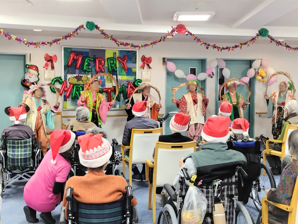 介護施設のクリスマス会で玉すだれ　カルム泉佐野　大阪　老人ホーム　202512-1
