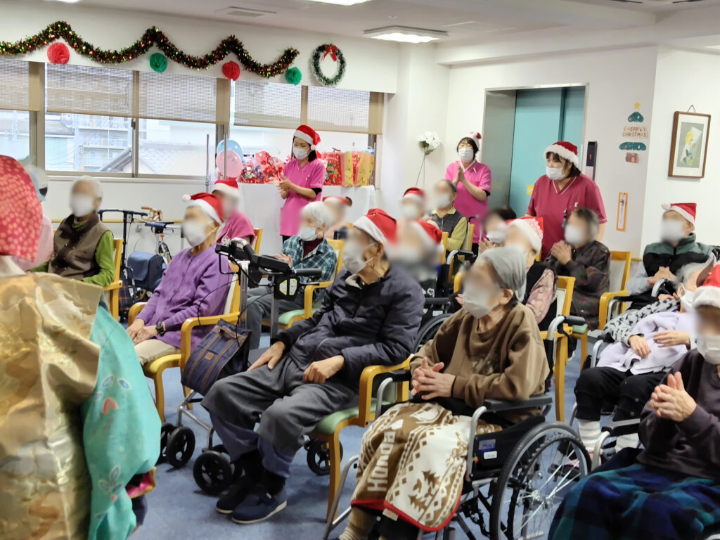 介護施設のクリスマス会で南京玉すだれ　カルム泉佐野　大阪　老人ホーム　202512-2