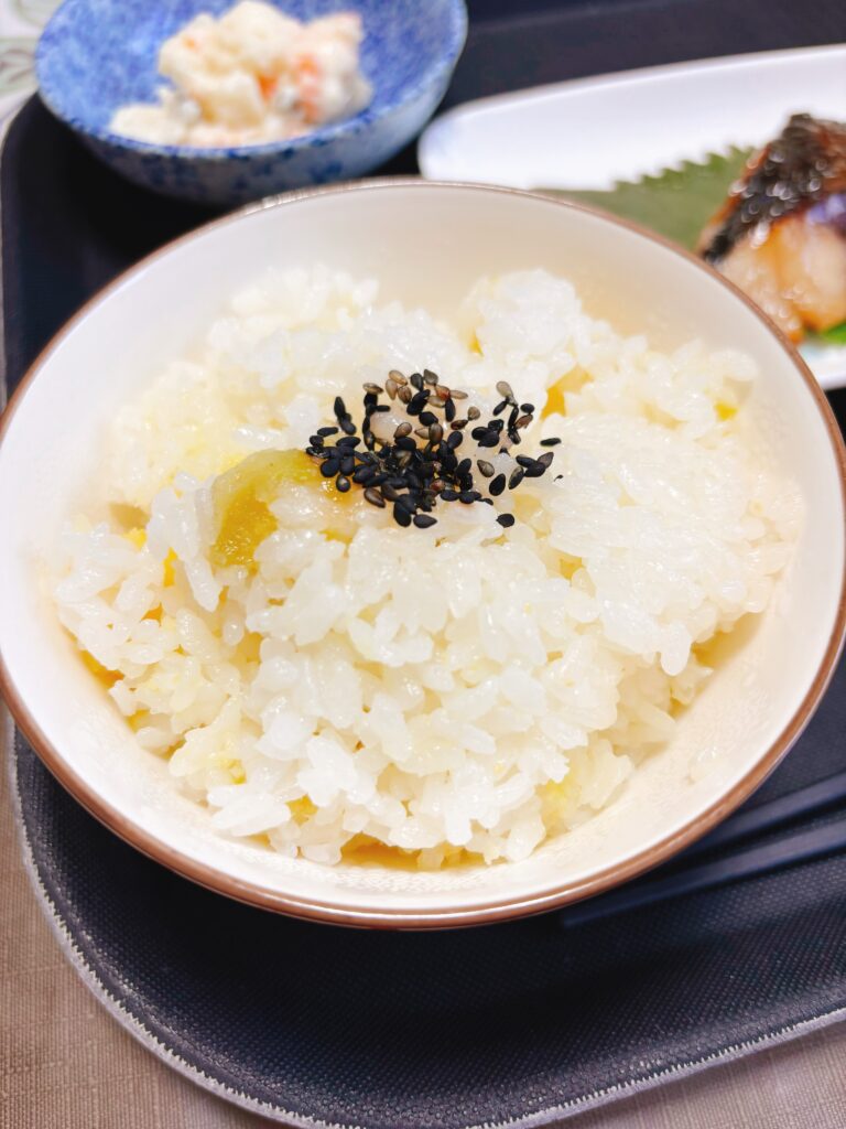 介護施設の給食 さつまいもご飯 大阪 老人ホーム カルム泉佐野 202512-2