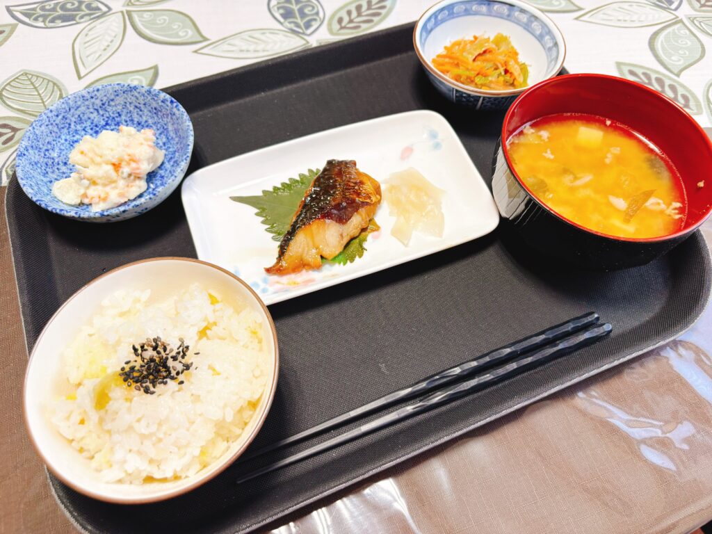 介護施設の給食 さつまいもご飯 大阪 老人ホーム カルム泉佐野 202512-1