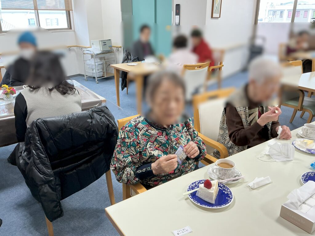介護施設で地域ボランティアのお茶会　大阪　老人ホーム　カルム泉佐野　202601-3