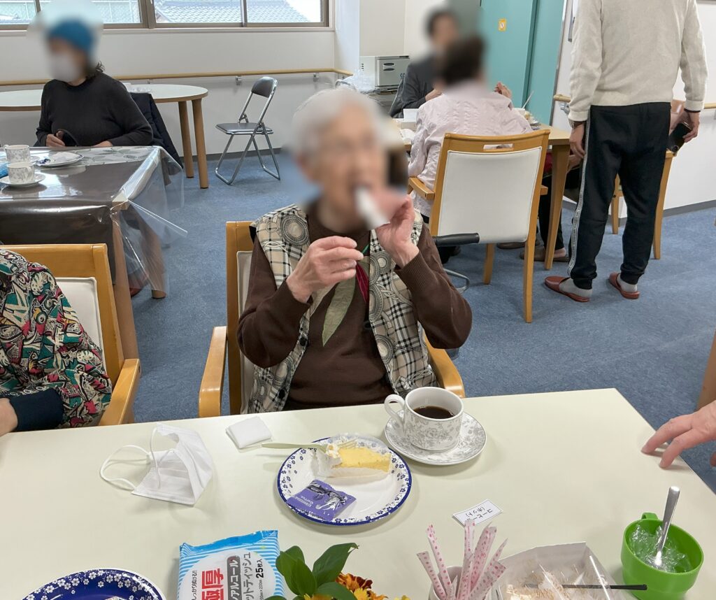 介護施設で地域ボランティアのお茶会　大阪　老人ホーム　カルム泉佐野　202601-2