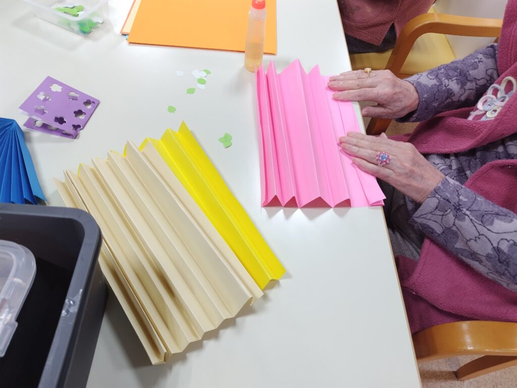 作業療法で製作レク 大阪 介護施設 老人ホーム カルム泉佐野 202602-2