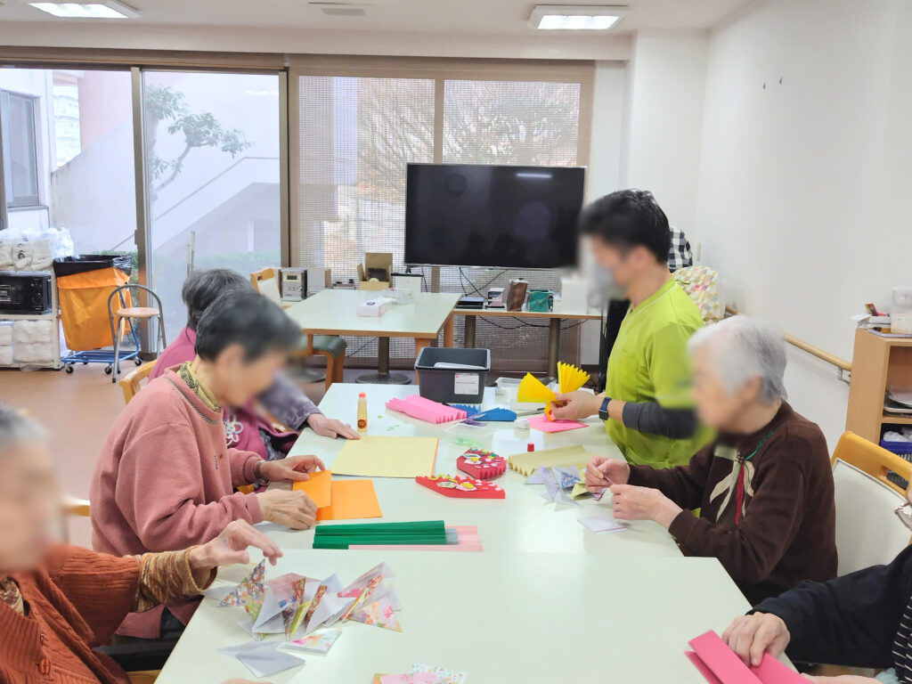 作業療法で製作レク 大阪 介護施設 老人ホーム カルム泉佐野 202602-1