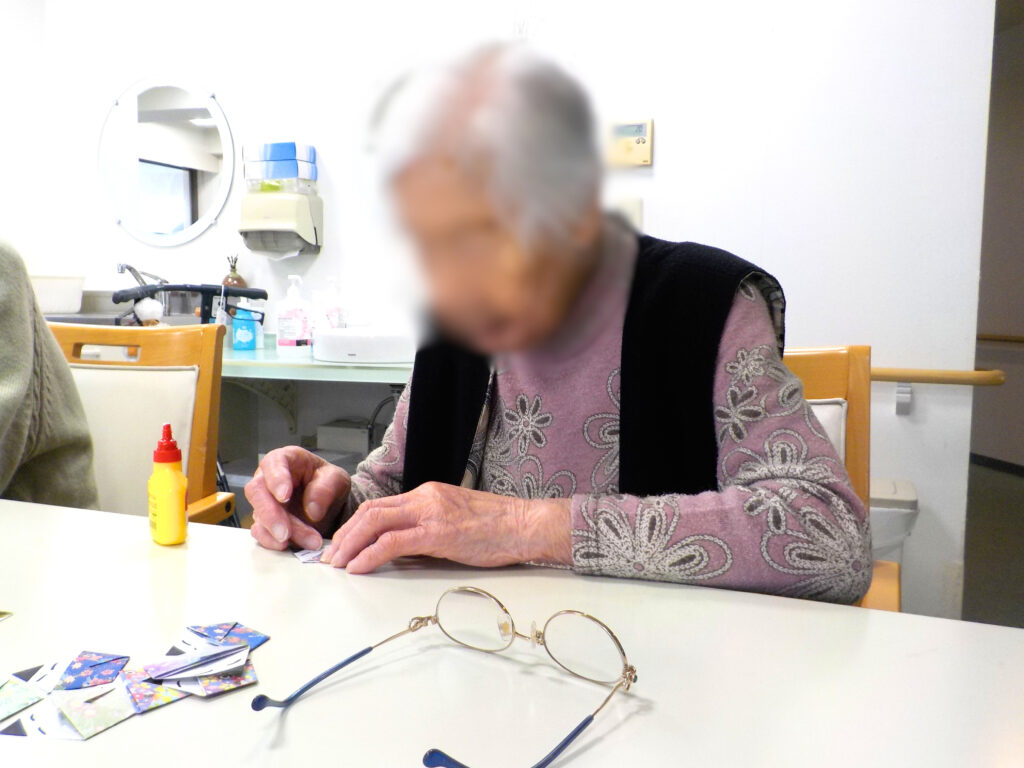 作業療法で製作レク 大阪 介護施設 老人ホーム カルム泉佐野 202602-3