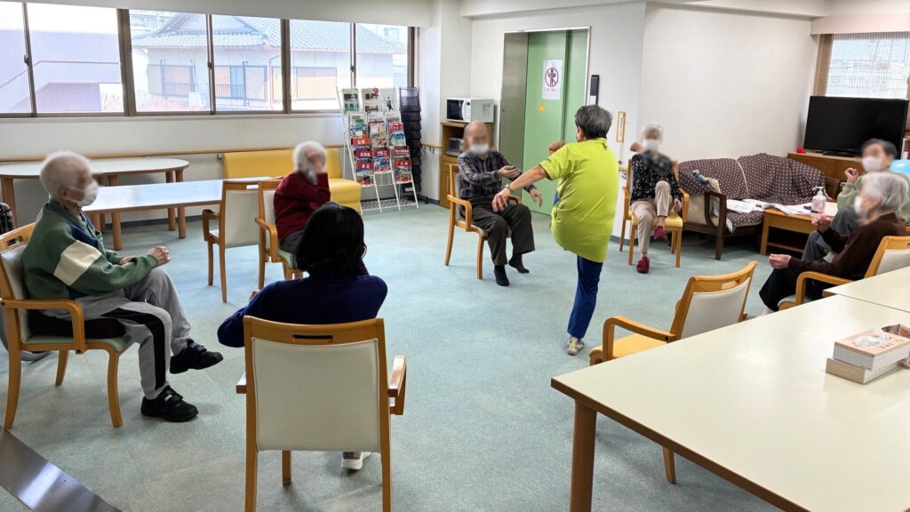 介護施設で体操　大阪　老人ホーム　カルム泉佐野　202630-1