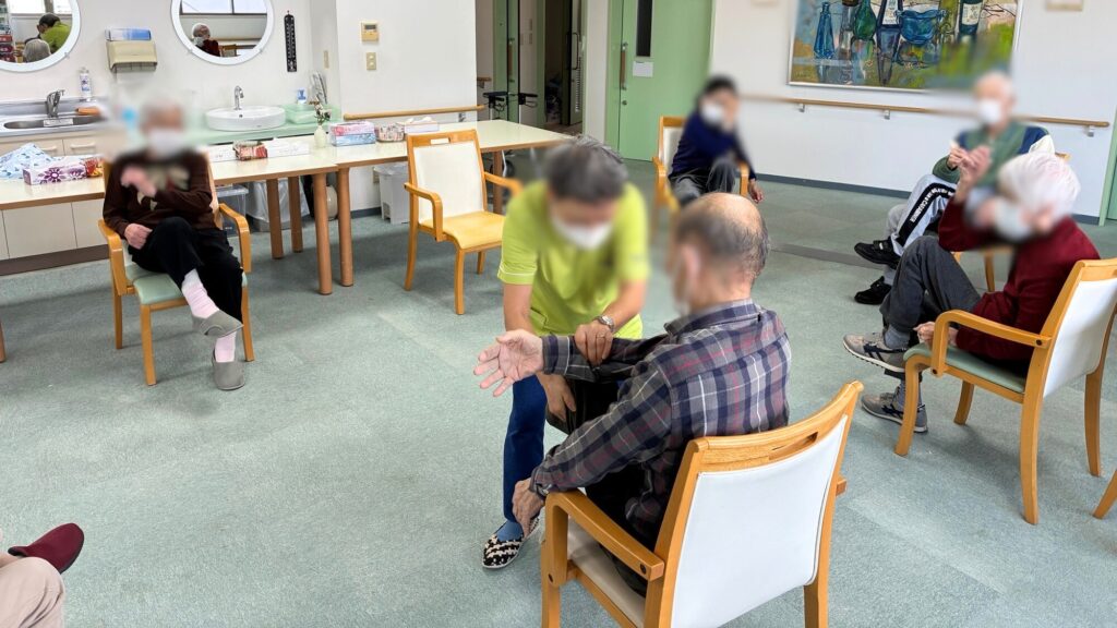 介護施設で体操　大阪　老人ホーム　カルム泉佐野　202630-3