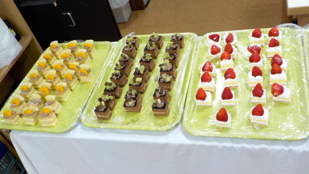 介護施設のひな祭りでケーキビュッフェ　大阪　老人ホーム　カルム泉佐野　202603-1