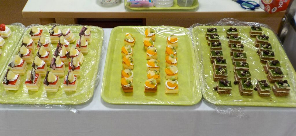 介護施設のひな祭りでケーキビュッフェ　大阪　老人ホーム　カルム泉佐野　202603-2