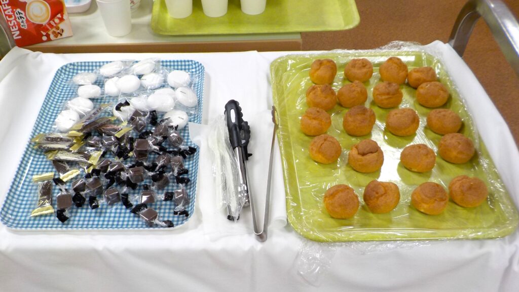 介護施設のひな祭りでケーキビュッフェ　大阪　老人ホーム　カルム泉佐野　202603-3