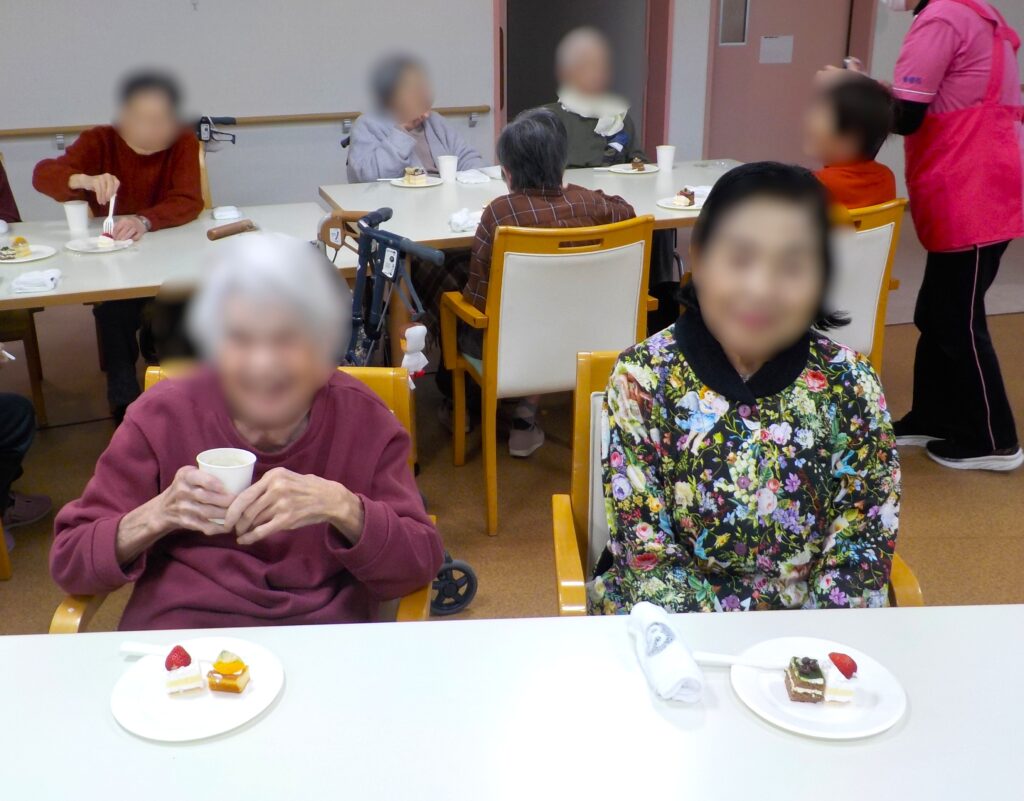 介護施設のひな祭りでケーキビュッフェ　大阪　老人ホーム　カルム泉佐野　202603-5