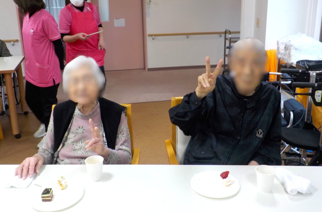 介護施設のひな祭りでケーキビュッフェ　大阪　老人ホーム　カルム泉佐野　202603-6