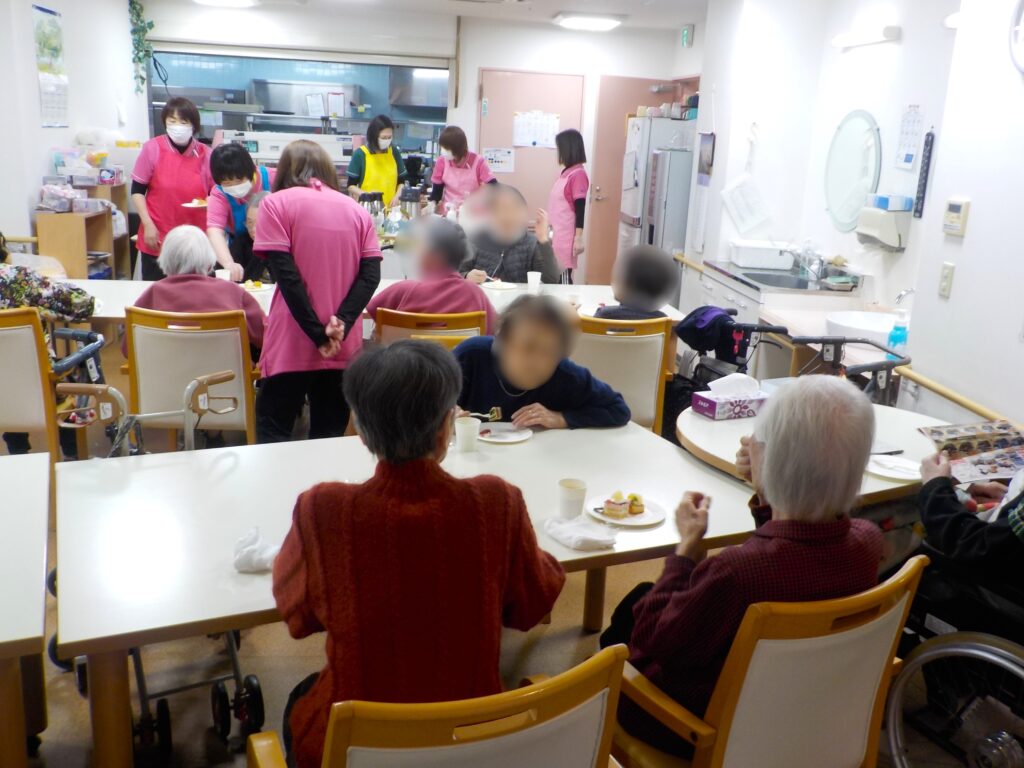 介護施設のひな祭りでケーキビュッフェ　大阪　老人ホーム　カルム泉佐野　202603-4