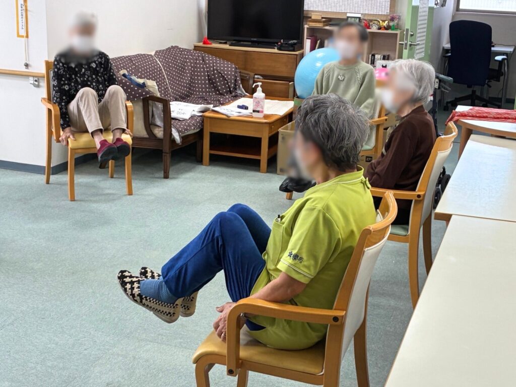 介護施設で体操　大阪　老人ホーム　カルム泉佐野　202630-4