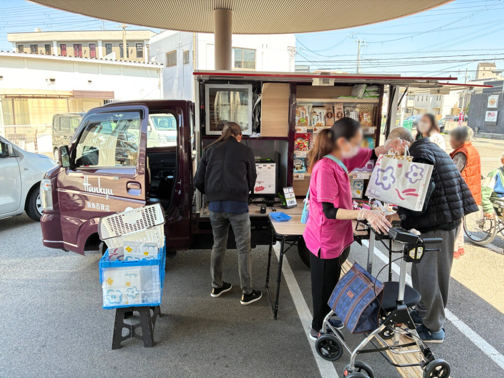 阪急百貨店の移動販売 介護施設の買い物レクリエーション　大阪　老人ホーム　カルム泉佐野　202605-1
