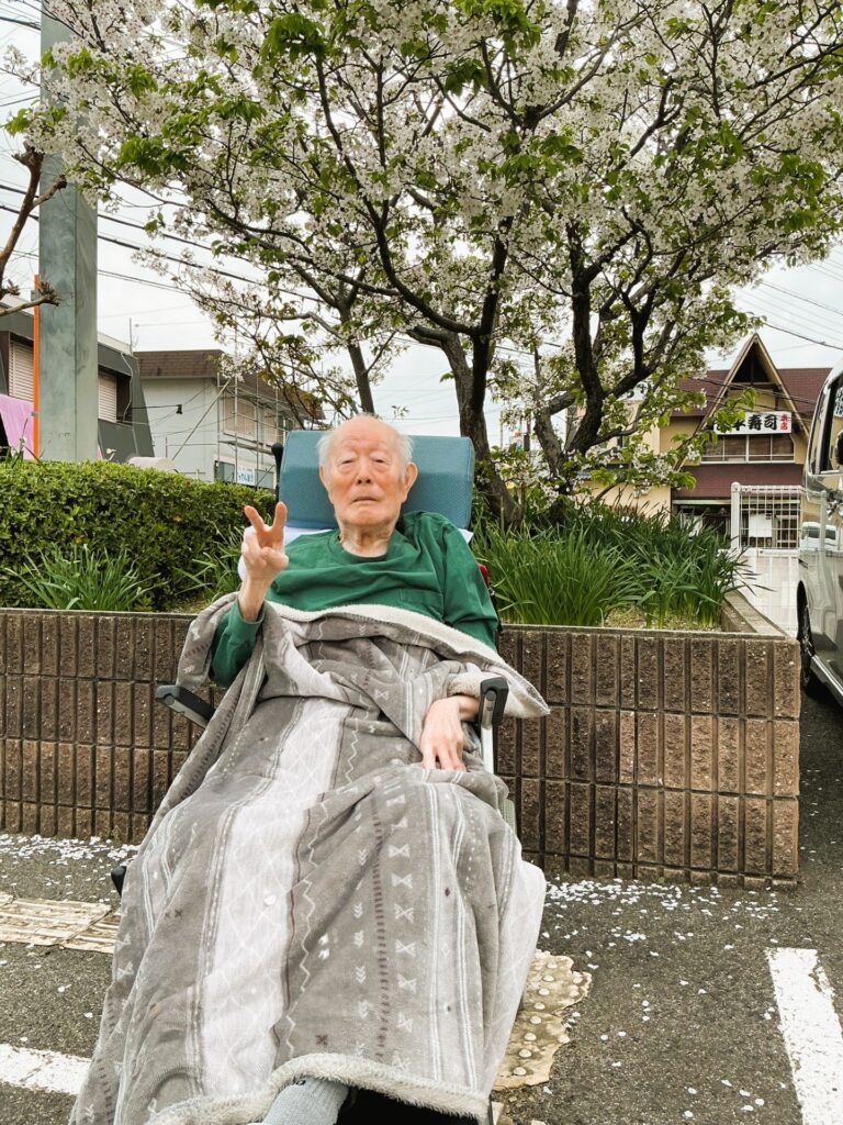 老人ホームで施設内お花見　大阪　介護施設　カルム泉佐野　202604-4