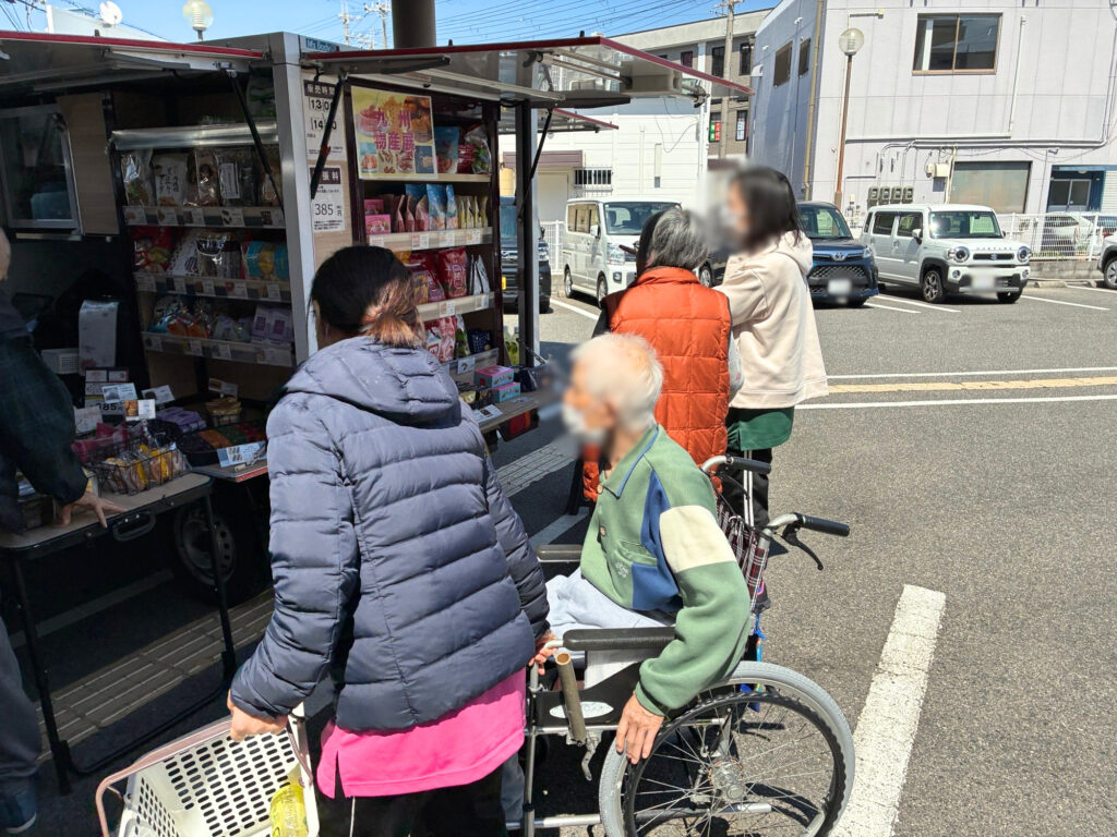 阪急百貨店の移動販売 介護施設の買い物レクリエーション　大阪　老人ホーム　カルム泉佐野　202605-3