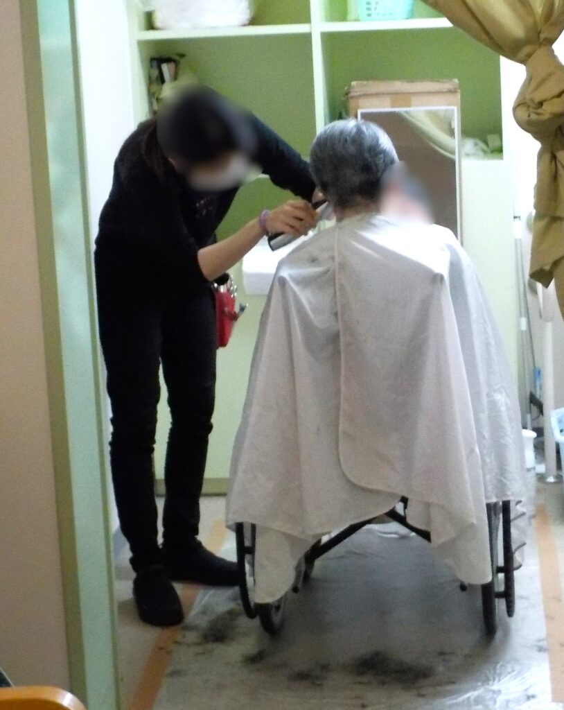 介護施設の理美容サービス　大阪　老人ホーム カルム泉佐野　202604-3
