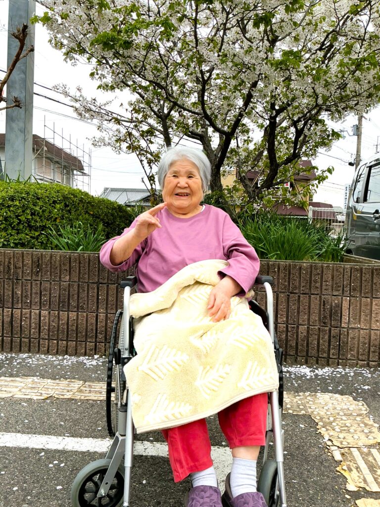 老人ホームで施設内お花見　大阪　介護施設　カルム泉佐野　202604-2