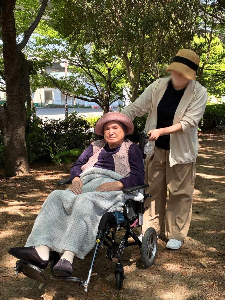 老人ホームの外出レク　介護施設　りんくう公園　大阪　カルム泉佐野　202605-4
